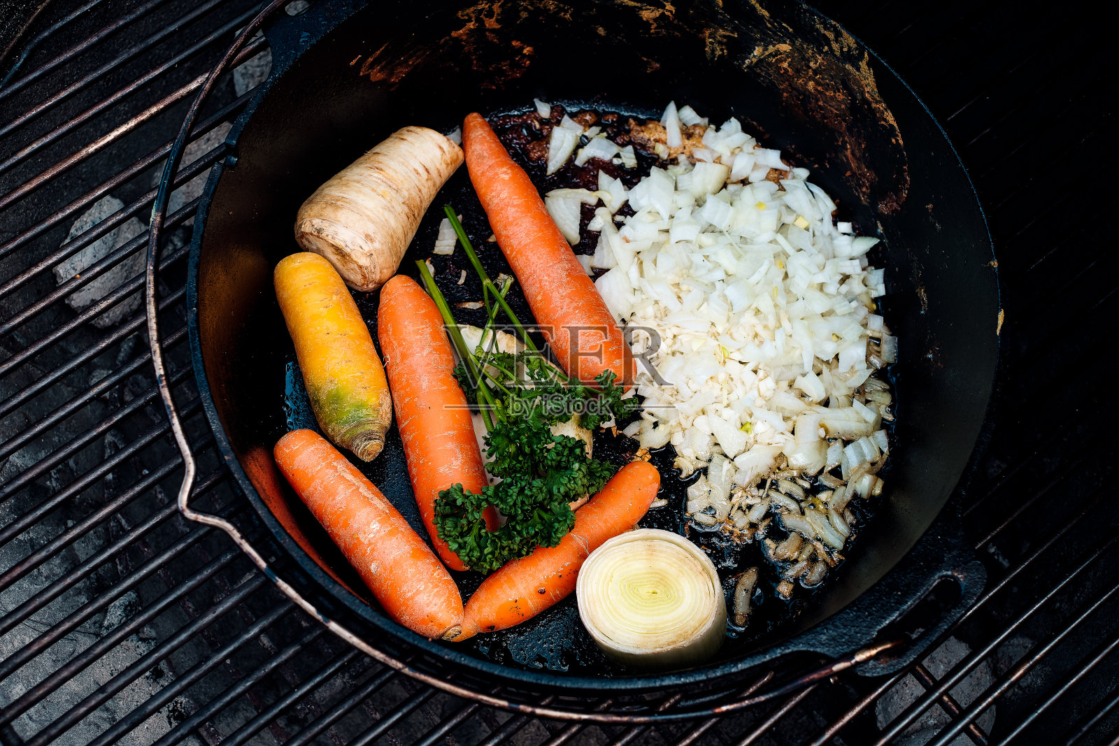 荷兰烤箱烤牛肉,胡萝卜和洋葱照片摄影图片