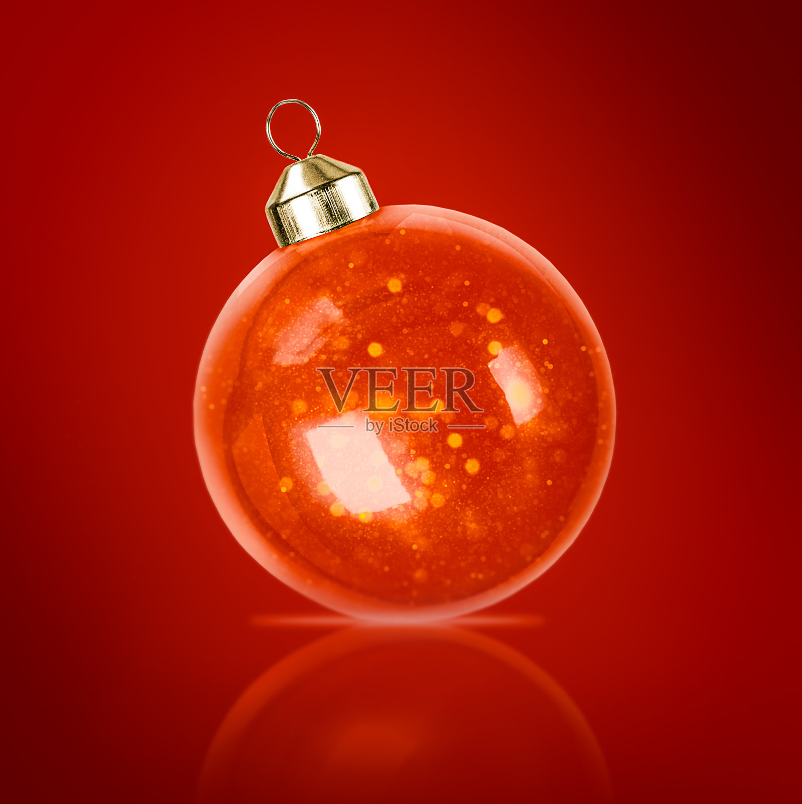 玻璃圣诞装饰对红色背景照片摄影图片