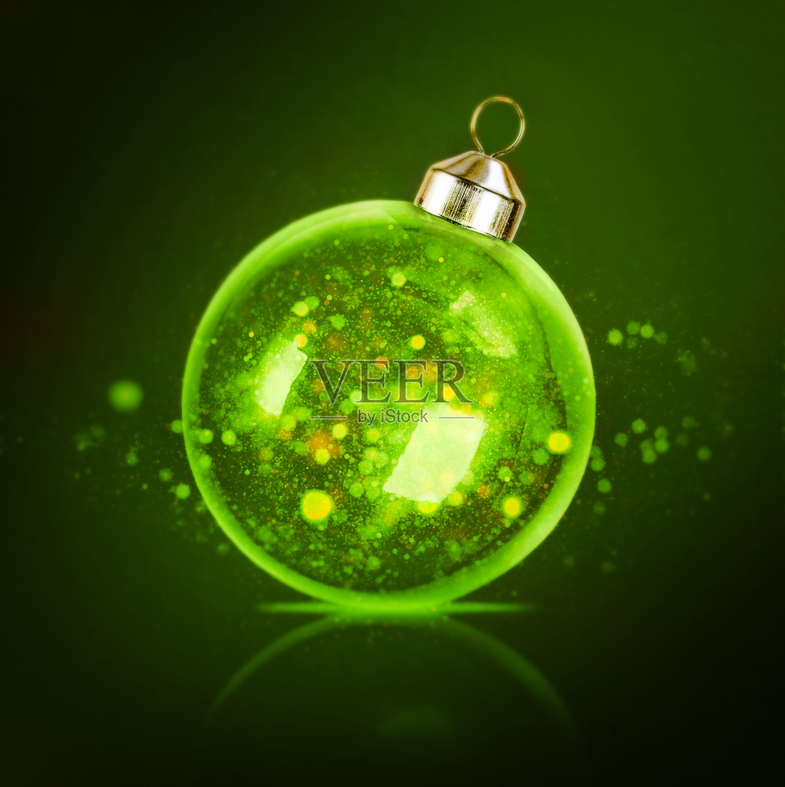 绿色背景下的玻璃圣诞装饰品照片摄影图片