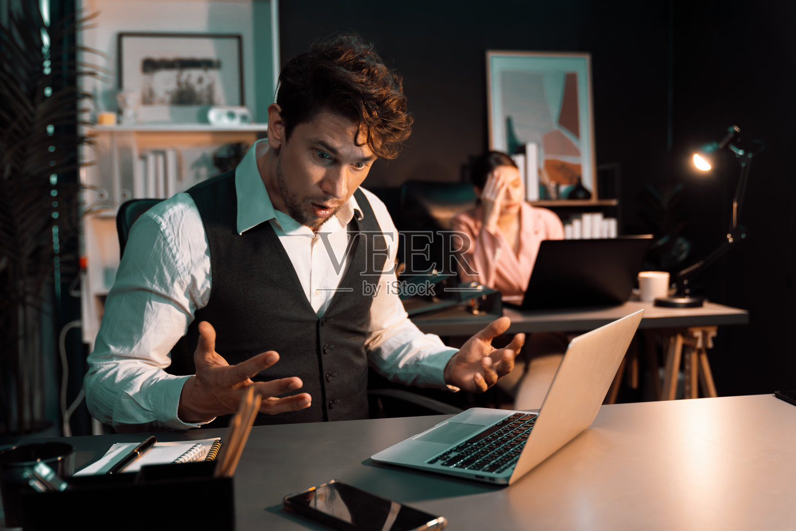 晚上坐着思考创意商业项目策划。假设。照片摄影图片