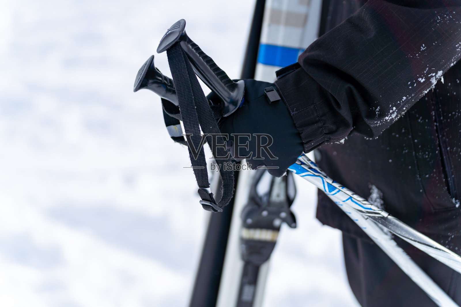 亚洲男子在滑雪场的雪山上滑雪。照片摄影图片