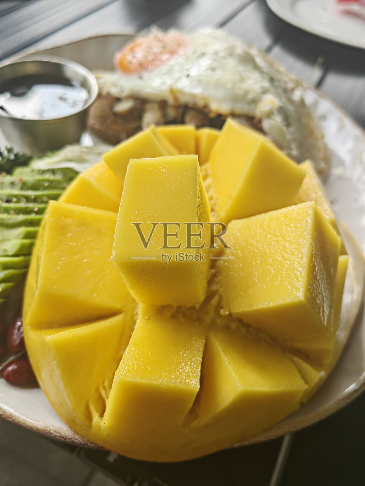 牛油果酱烤面包,蔬菜荷包蛋和鸡蛋本尼迪克特配奶油卷照片摄影图片