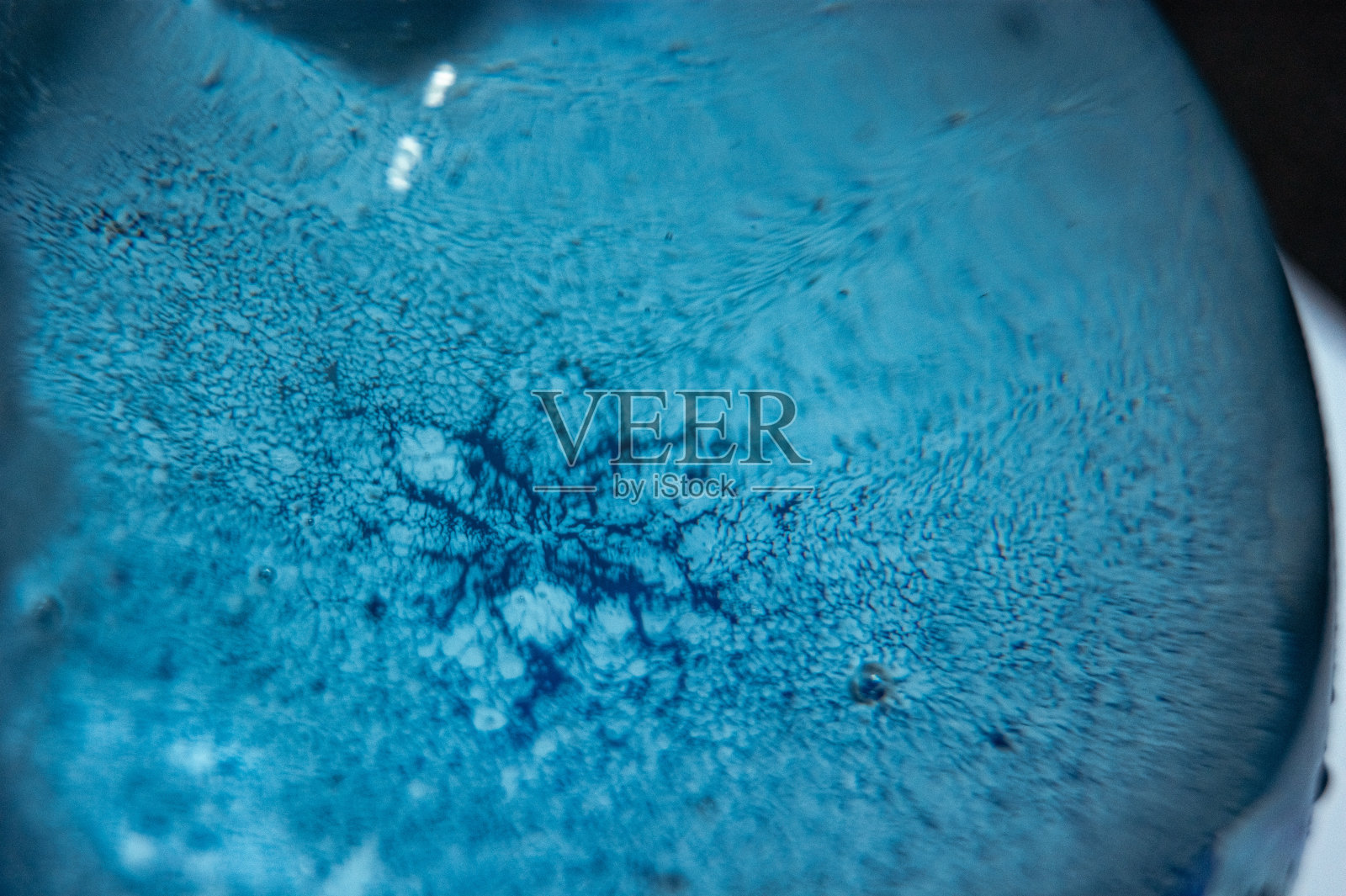 图像中的蓝色物体有很多纹理,他是一件艺术品照片摄影图片