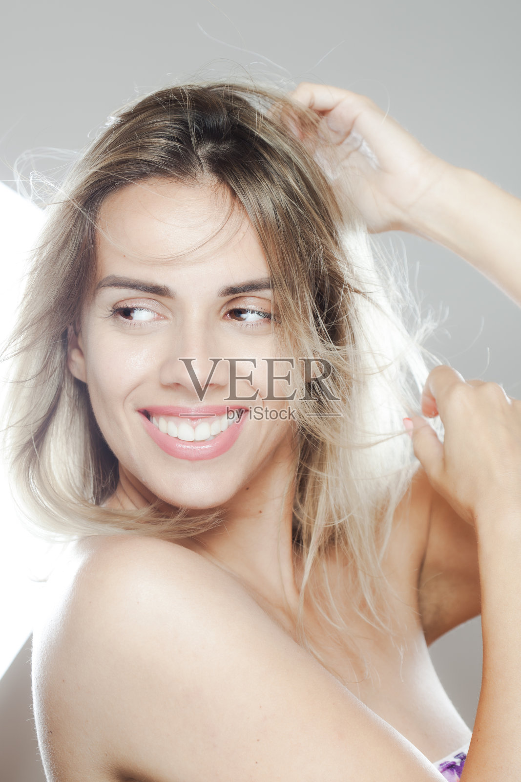 一个快乐的年轻女子的肖像,头发飘逸,笑容灿烂照片摄影图片