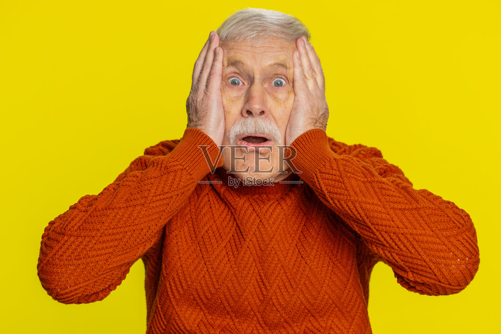 激动惊诧的男子惊讶地瞪大眼睛看着镜头,被突如其来的胜利所震撼照片摄影图片