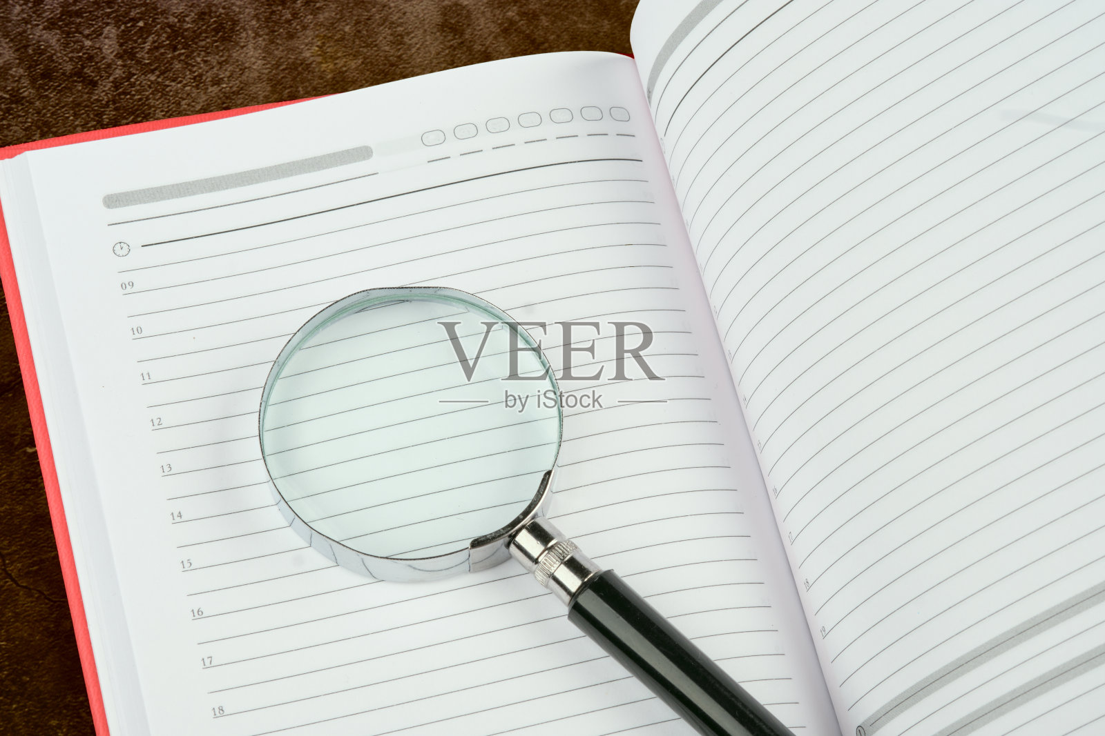 带放大镜的笔记本。商业和教育的概念照片摄影图片