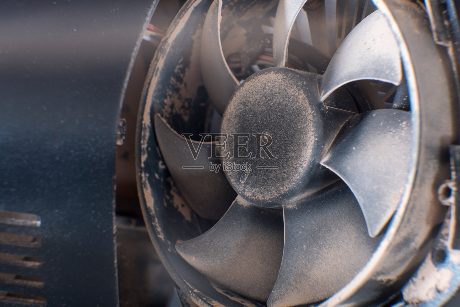 白色表面上肮脏的金属电脑风扇的特写照片摄影图片