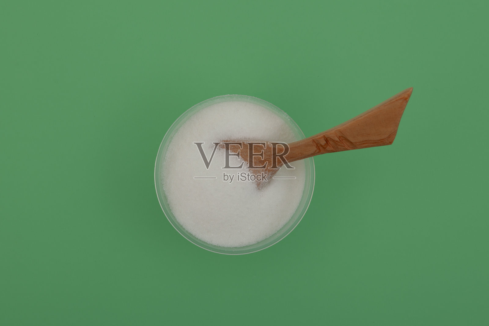 塑料碗木勺食品添加剂E575。葡萄糖- δ内酯,也称为葡萄糖内酯。纯GDL,白色无臭结晶粉末。酸度调节剂,发酵粉照片摄影图片