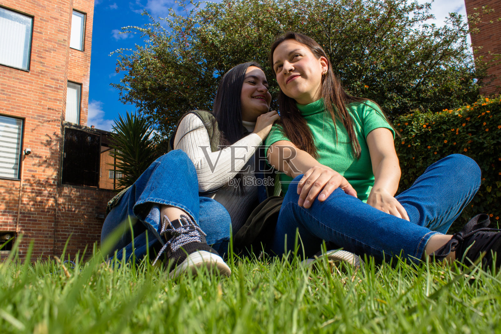 两个年轻漂亮的女人在公园里玩得很开心照片摄影图片