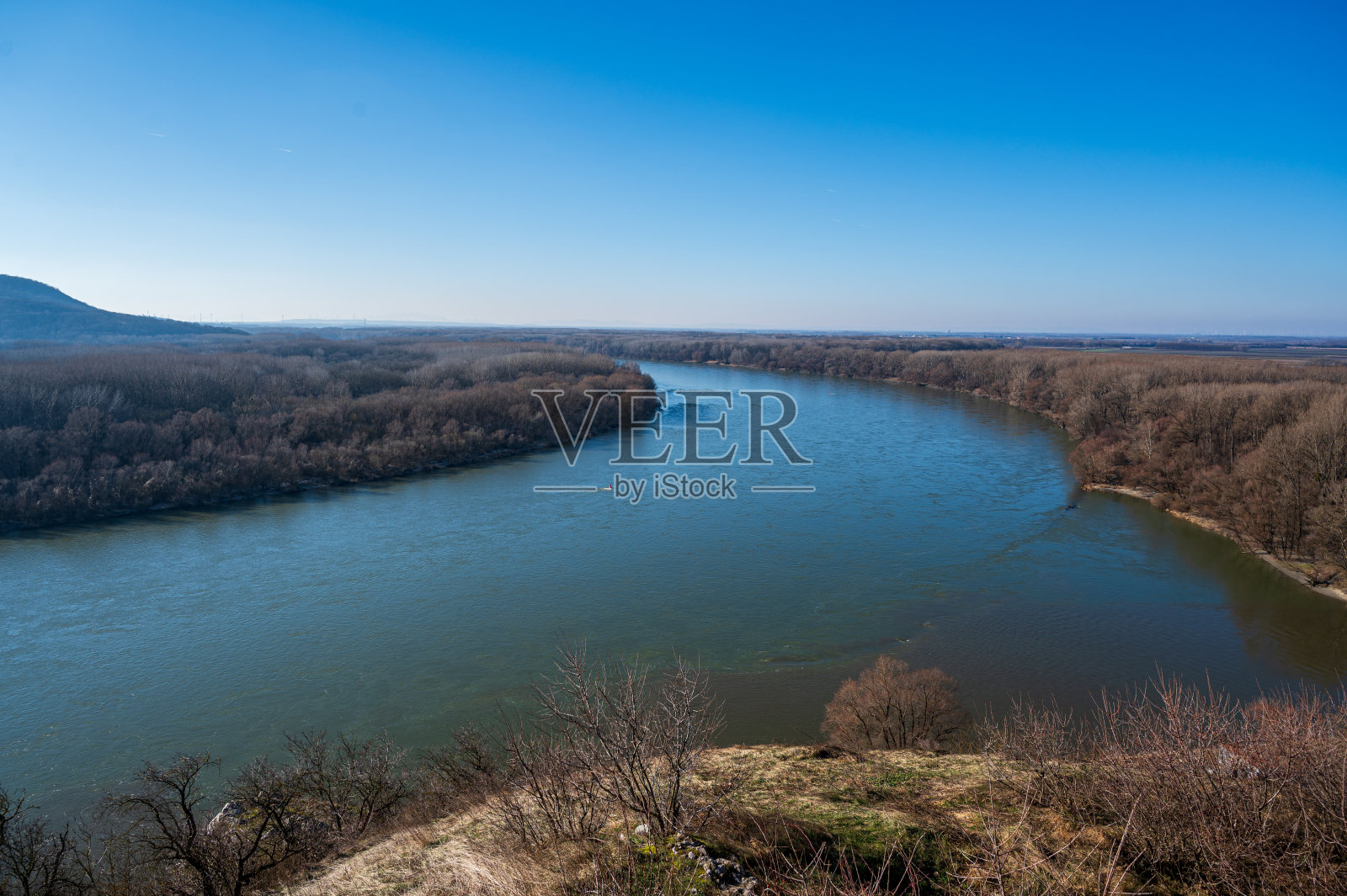 从布拉迪斯拉发多瑙河上的小山上俯瞰。河上有一艘货船。秋天。照片摄影图片