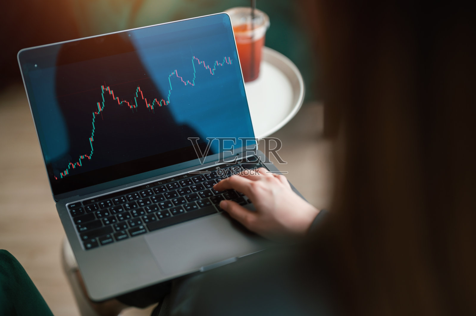 近手女商人使用电脑分析仪表板与图表。照片摄影图片