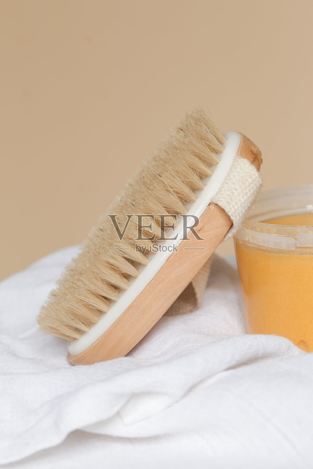 木制身体刷,用于对抗橘皮组织和淋巴引流按摩照片摄影图片