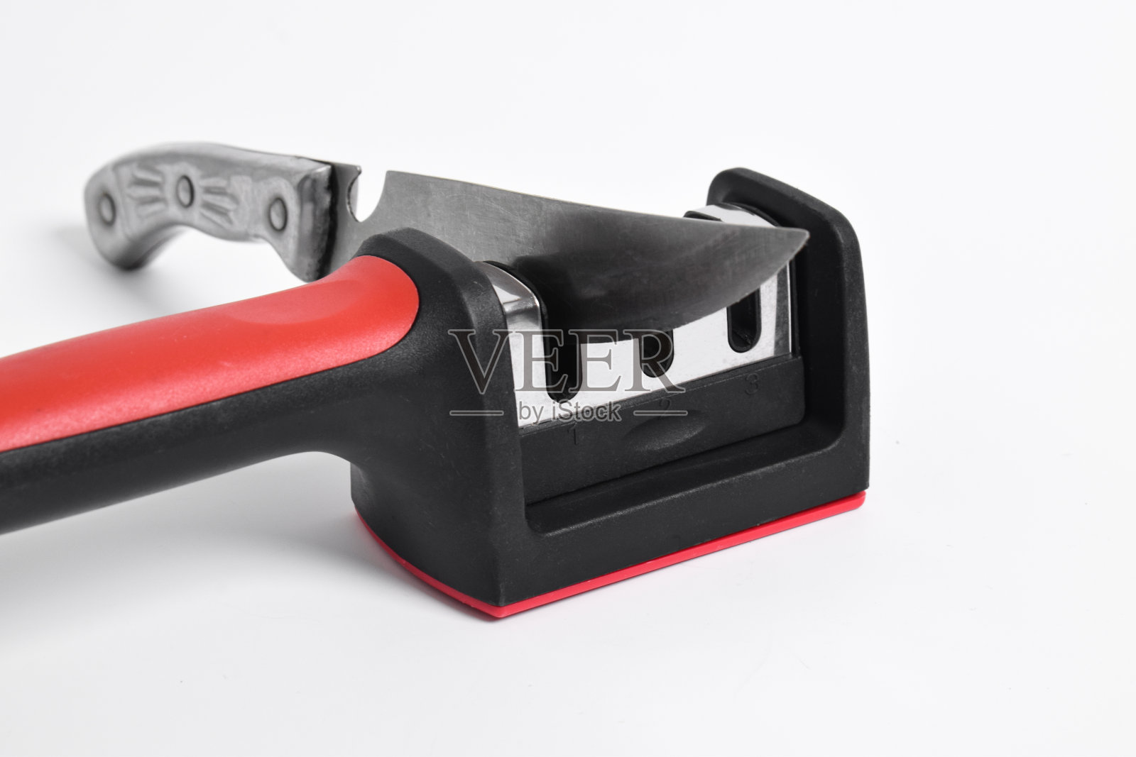 刀和磨刀器被隔离在白色背景上照片摄影图片