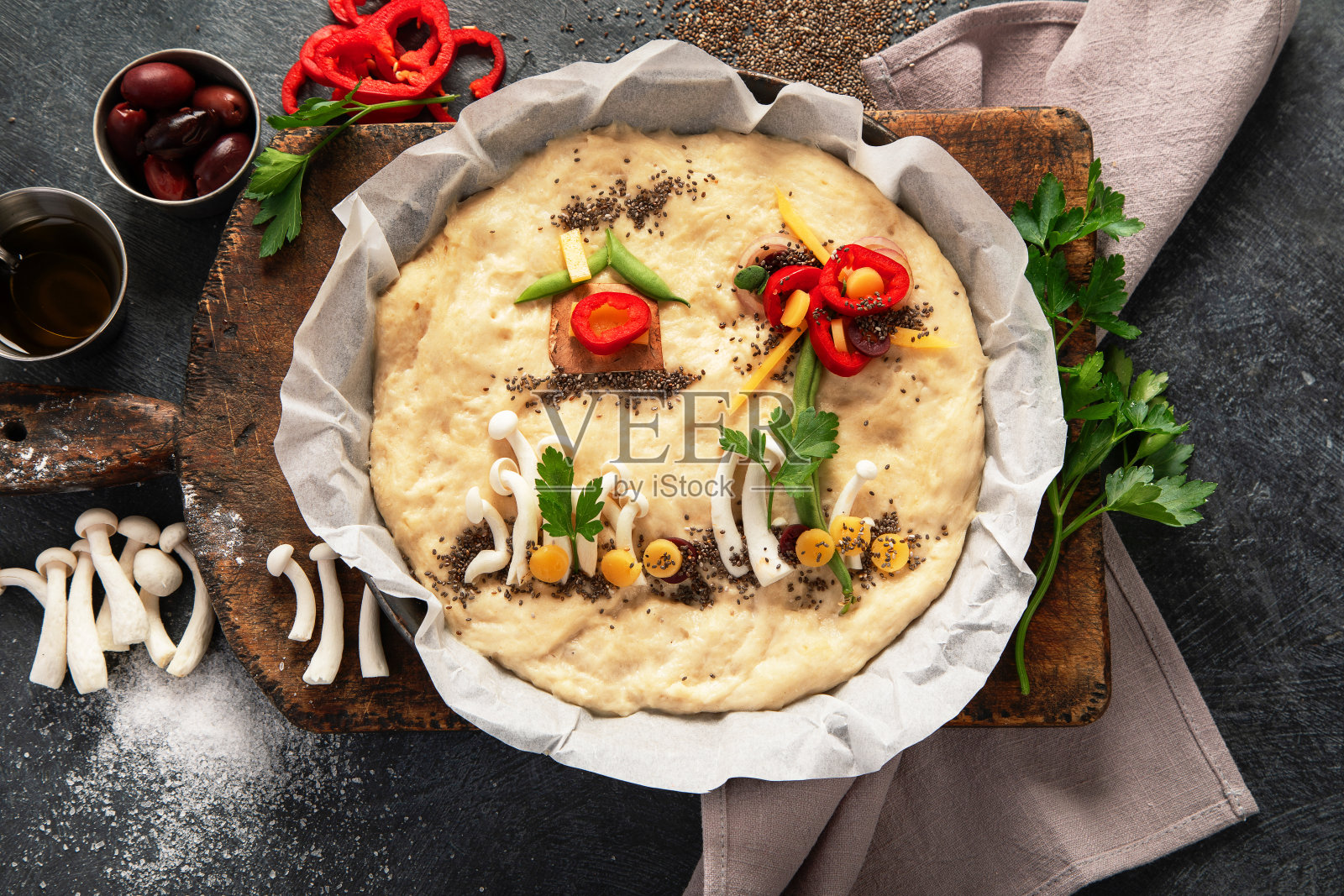 意大利菜烹饪。生佛卡夏艺术在黑暗的背景照片摄影图片