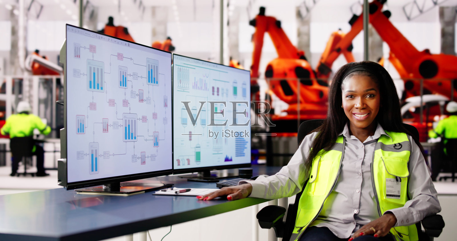 汽车工厂里的女人照片摄影图片