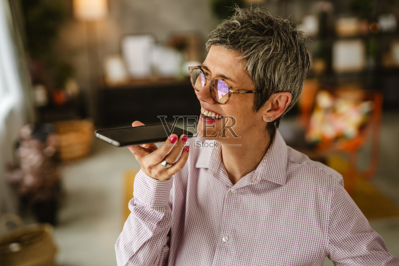 成熟女人站着说话或留言的肖像照片摄影图片