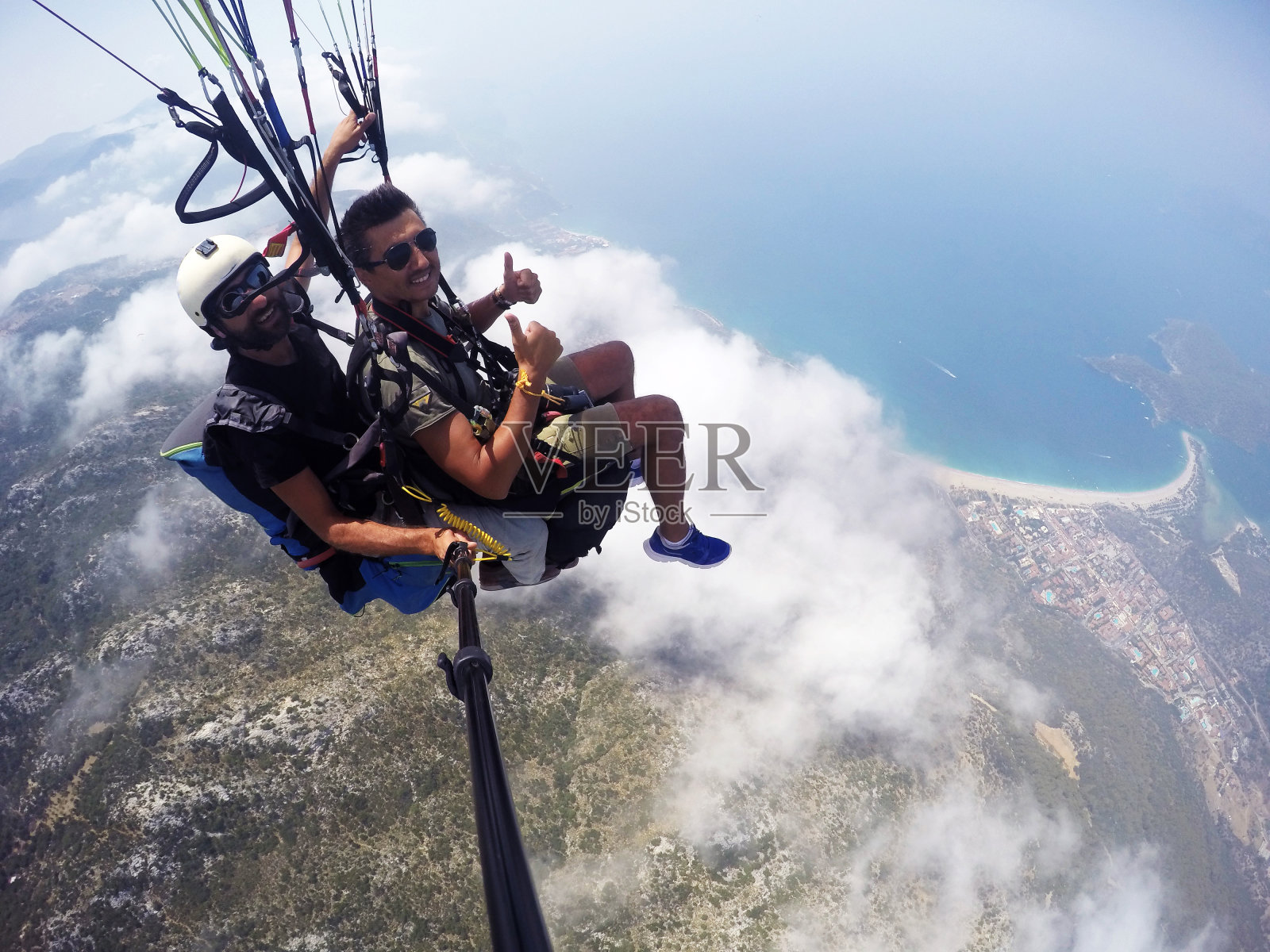 在Oludeniz Fethiye上滑翔伞照片摄影图片