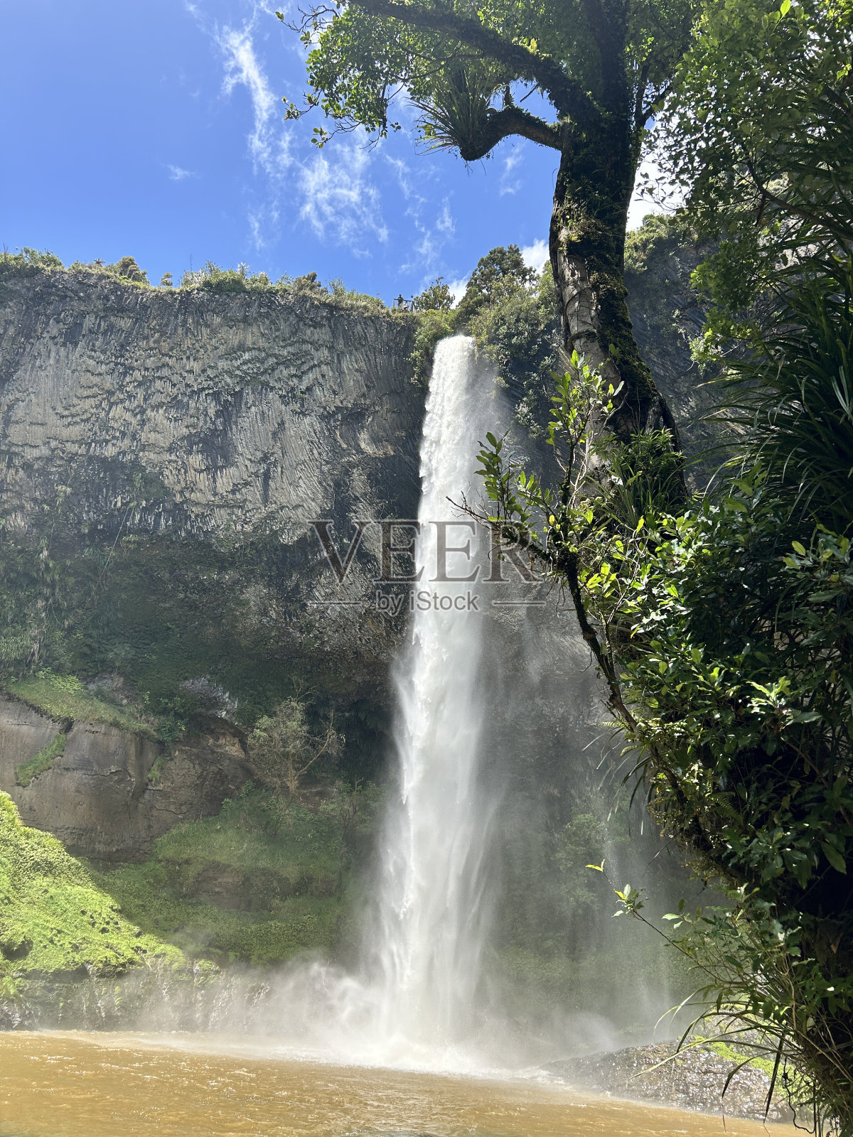 瀑布的力量照片摄影图片