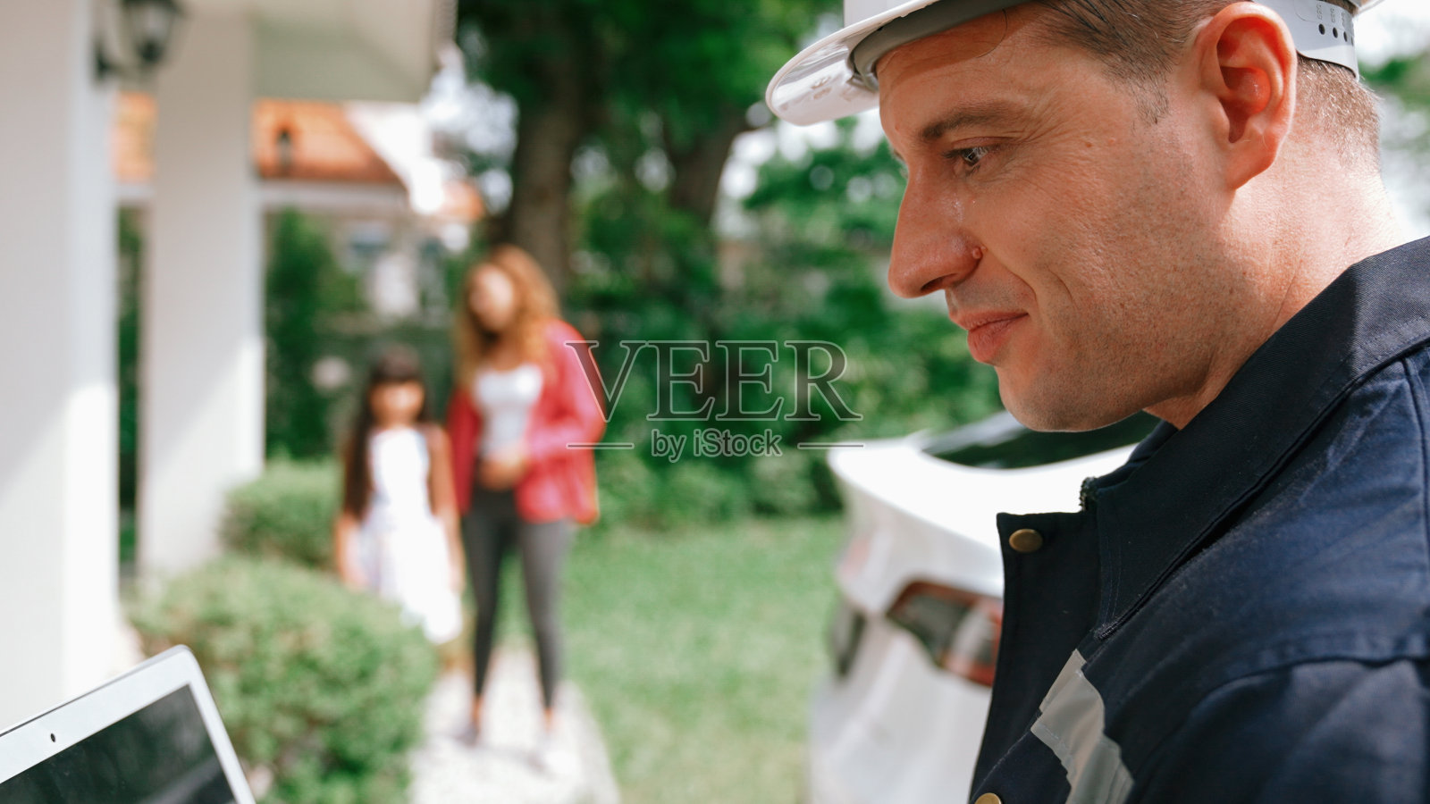 有资格的技术员操作家用电动汽车站的笔记本电脑。Synchronos照片摄影图片