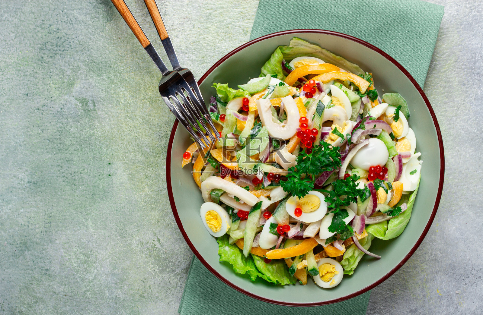 沙拉配鱿鱼,鲜黄瓜,鸡蛋,甜椒,红洋葱,配调料,自制,不用人,照片摄影图片