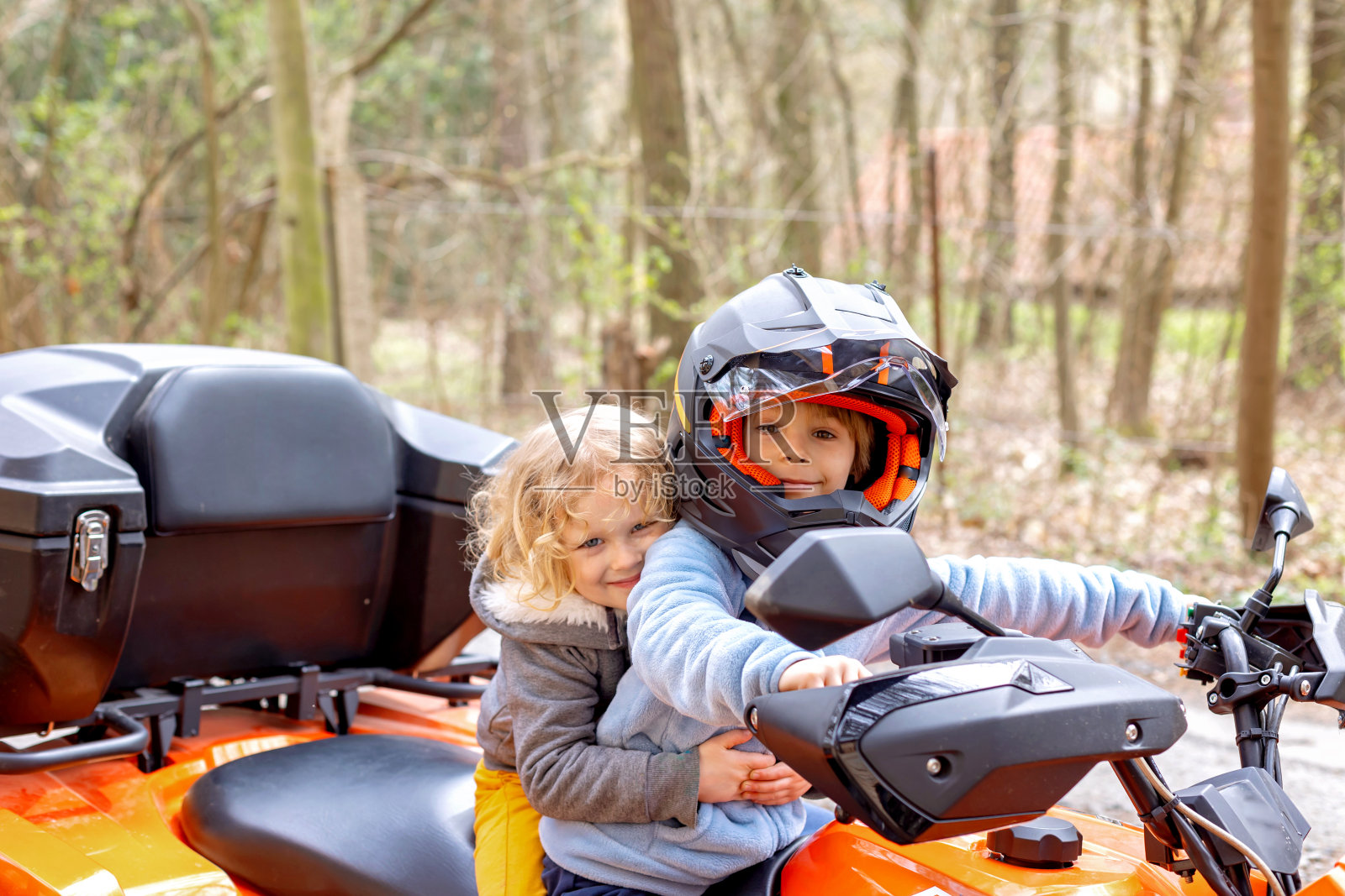 孩子们,和爸爸一起骑着童车,飞快地骑着四轮车照片摄影图片
