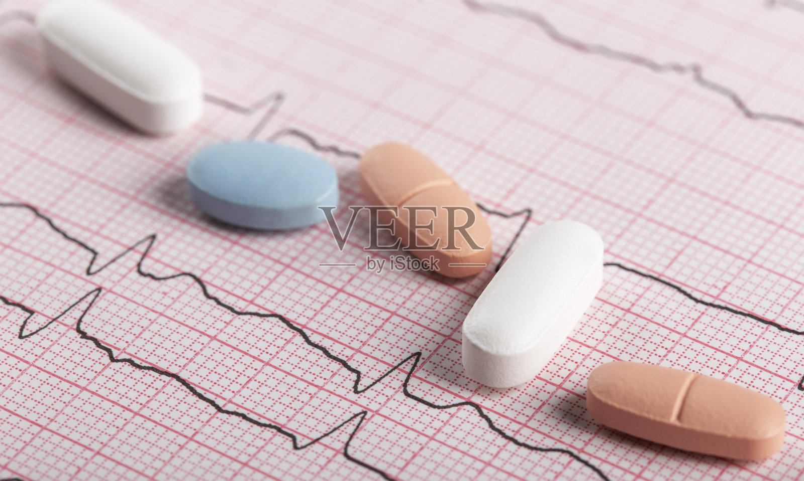在心电图的背景下发现了药物照片摄影图片