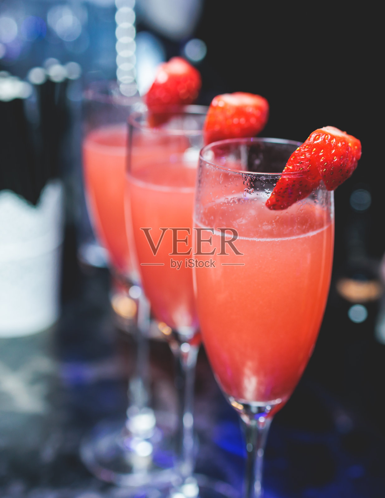 调酒师的工作,美丽的排行不同颜色的白酒酒精鸡尾酒在一个派对上的酒吧,和别人在宴会上的宴会上的活动,调酒师混合饮料和饮料在一个俱乐部照片摄影图片