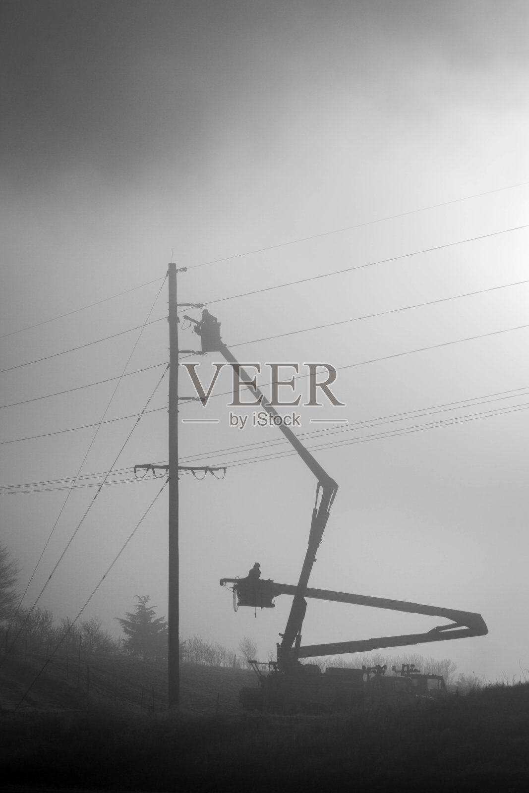 两个在雾中工作的公用事业工人照片摄影图片