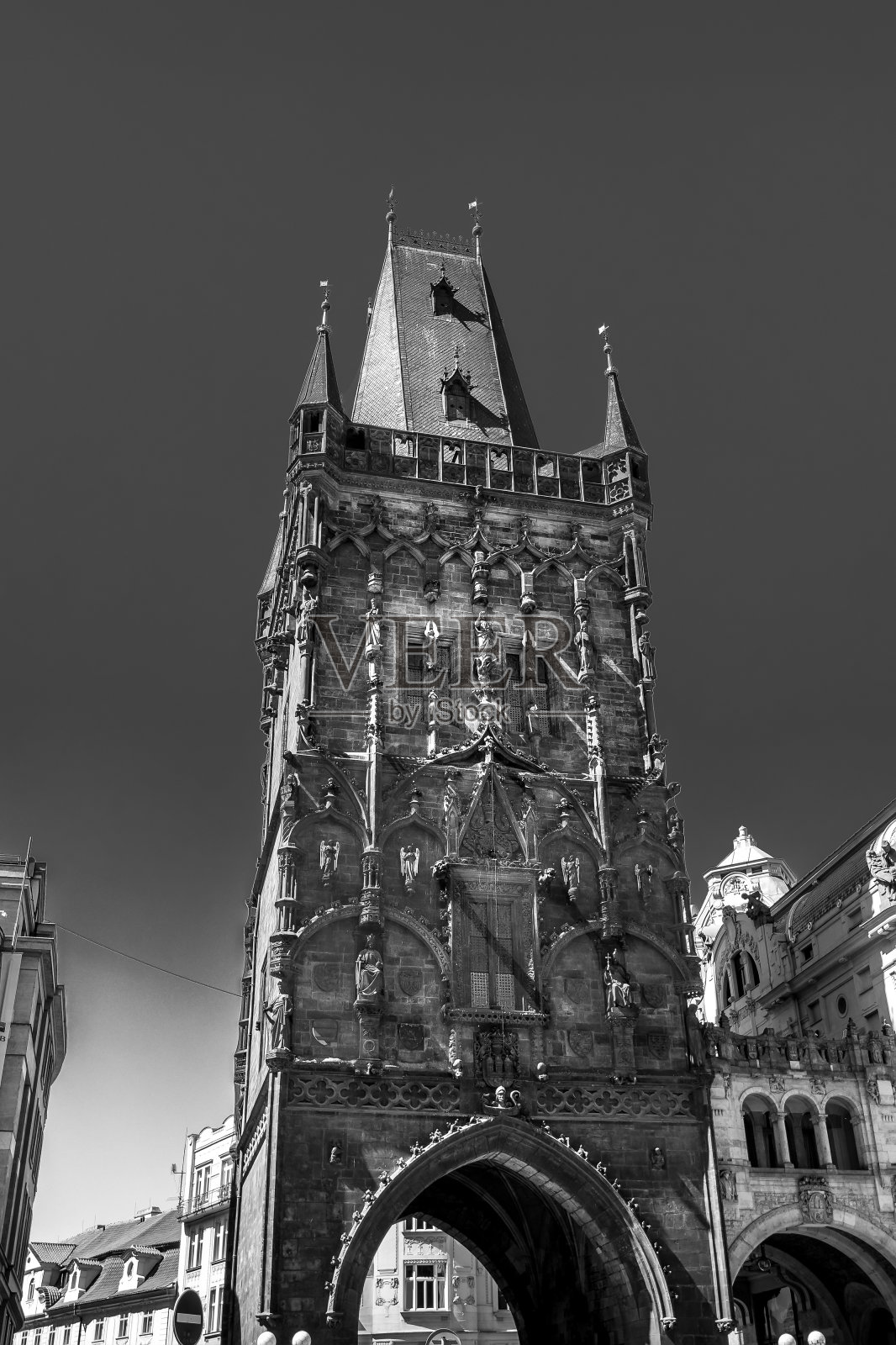 粉末塔-中世纪哥特式大门在布拉格在一个阳光明媚的日子,捷克共和国。黑白摄影。照片摄影图片