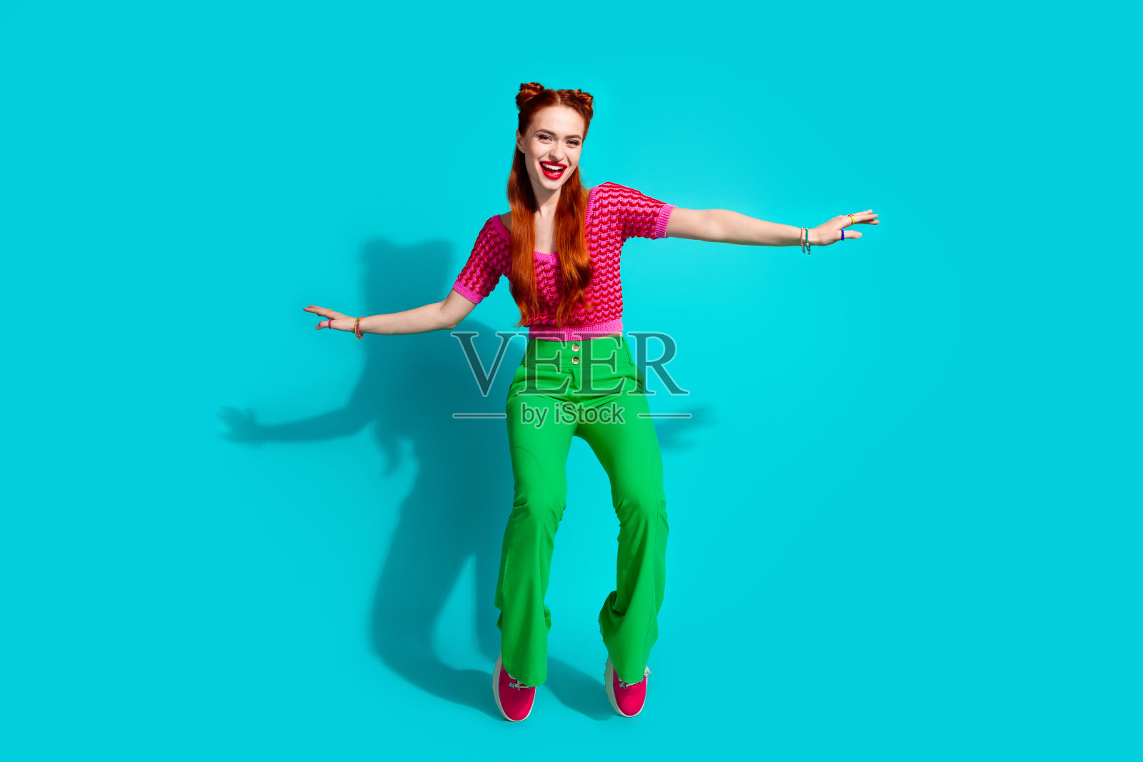 全身照片开朗积极的女士穿着粉红色针织衬衫跳舞空旷的空间孤立的蓝色背景照片摄影图片