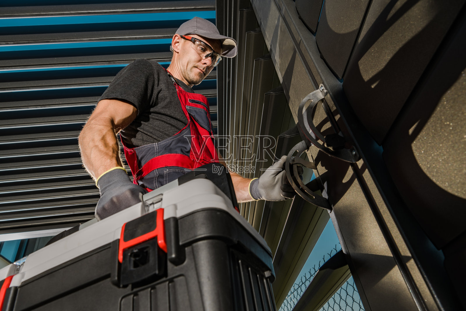 40多岁的专业白种人铝制凉棚安装工照片摄影图片