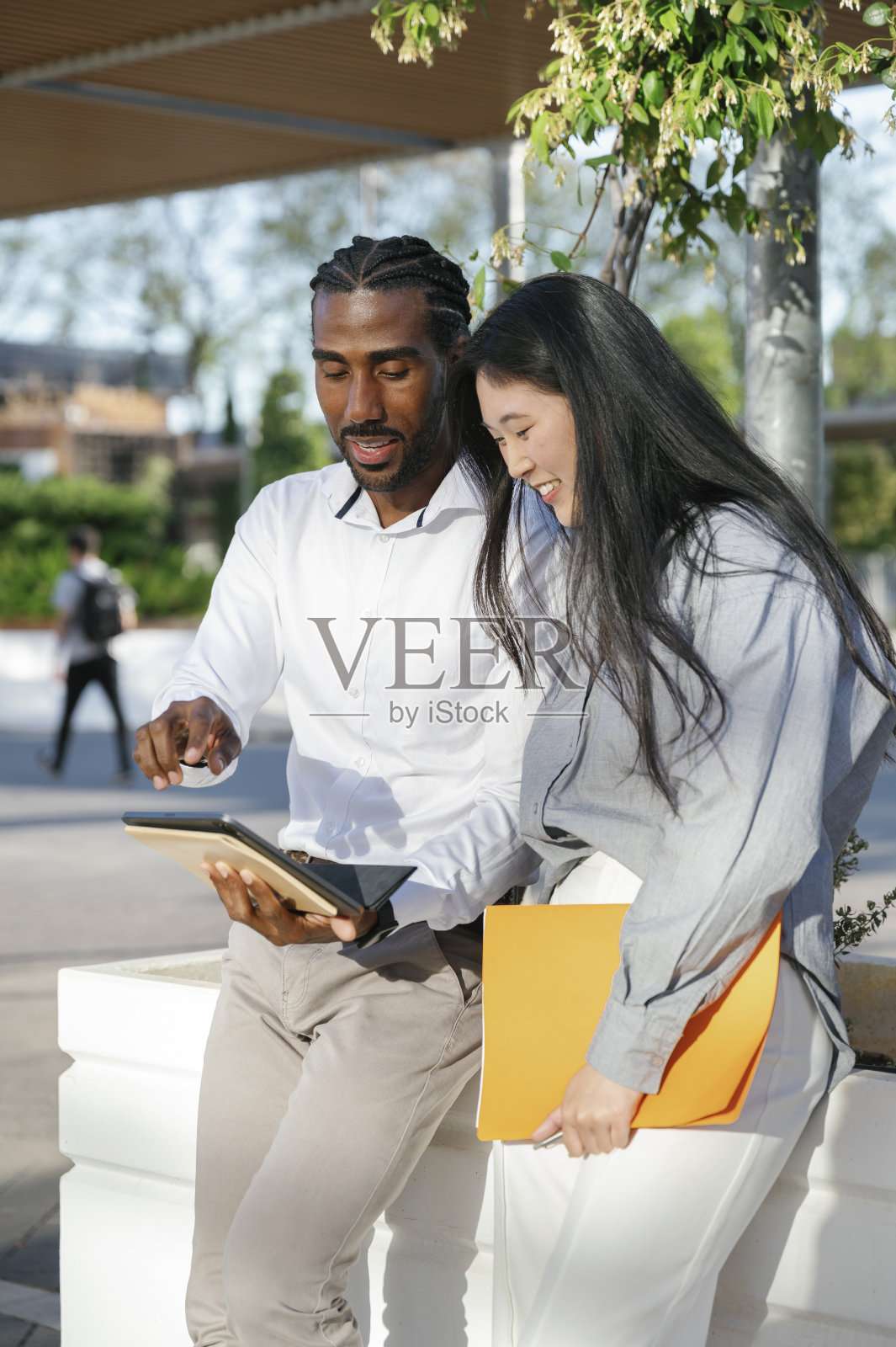 多民族的同事在外面聊天照片摄影图片
