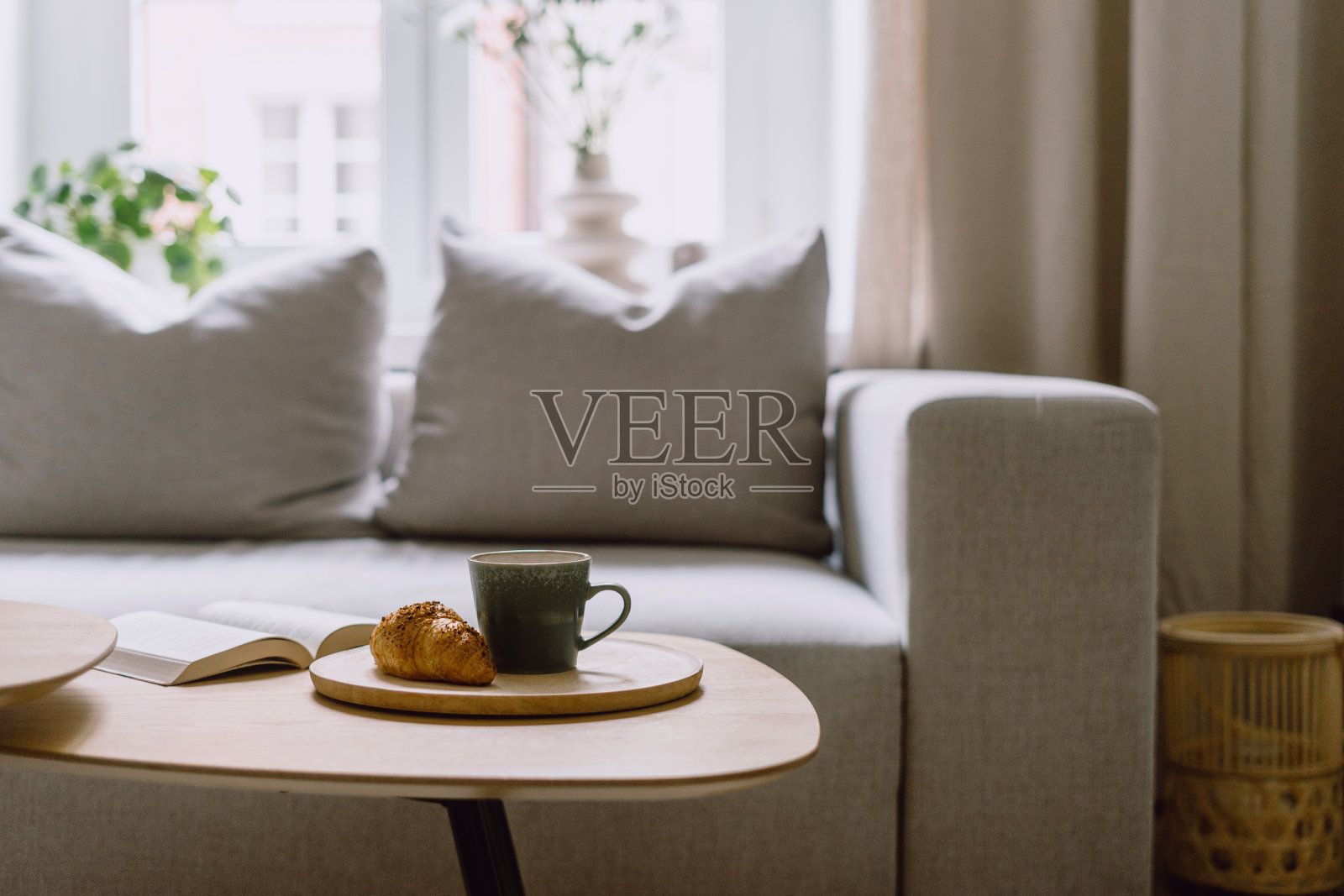 有选择的重点是竹制托盘与杯子,面包和书在咖啡桌上照片摄影图片