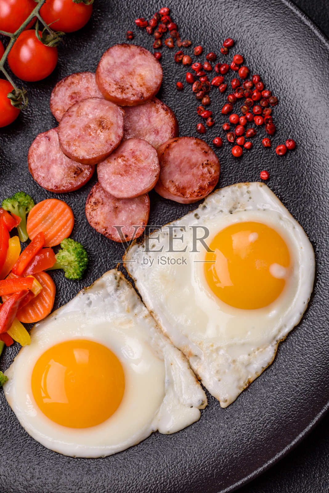 美味营养的早餐,有煎蛋、香肠、清蒸蔬菜照片摄影图片
