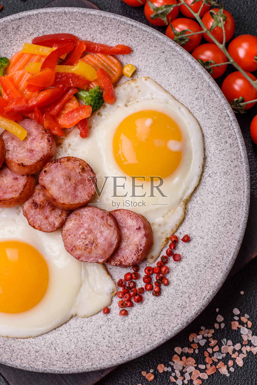 美味营养的早餐,有煎蛋、香肠、清蒸蔬菜照片摄影图片