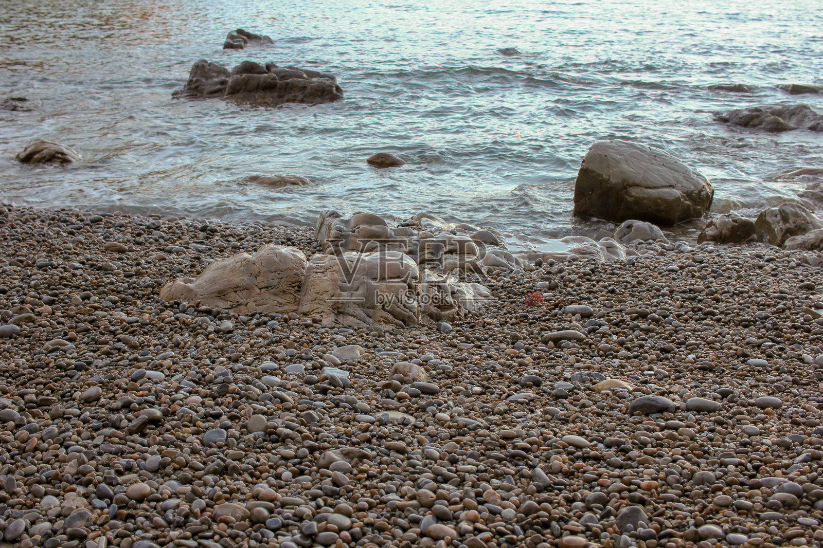 在西班牙的寂静海滩上有很多小石头照片摄影图片