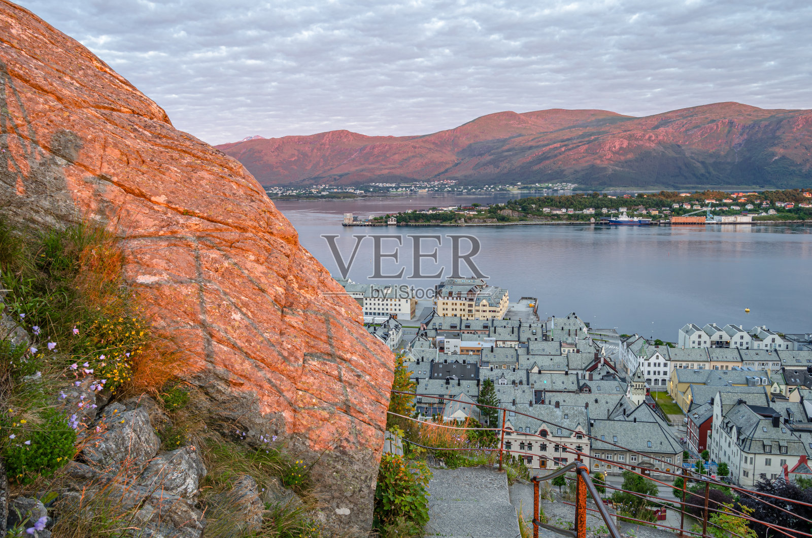 鸟瞰日落时分的奥勒松市,挪威照片摄影图片