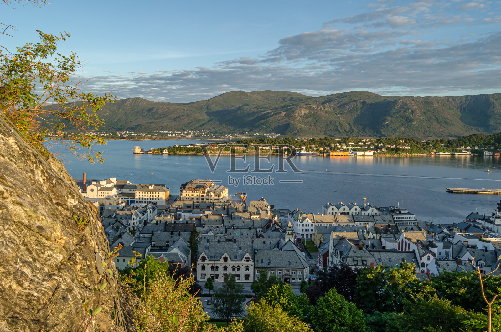 鸟瞰日落时分的奥勒松市,挪威照片摄影图片