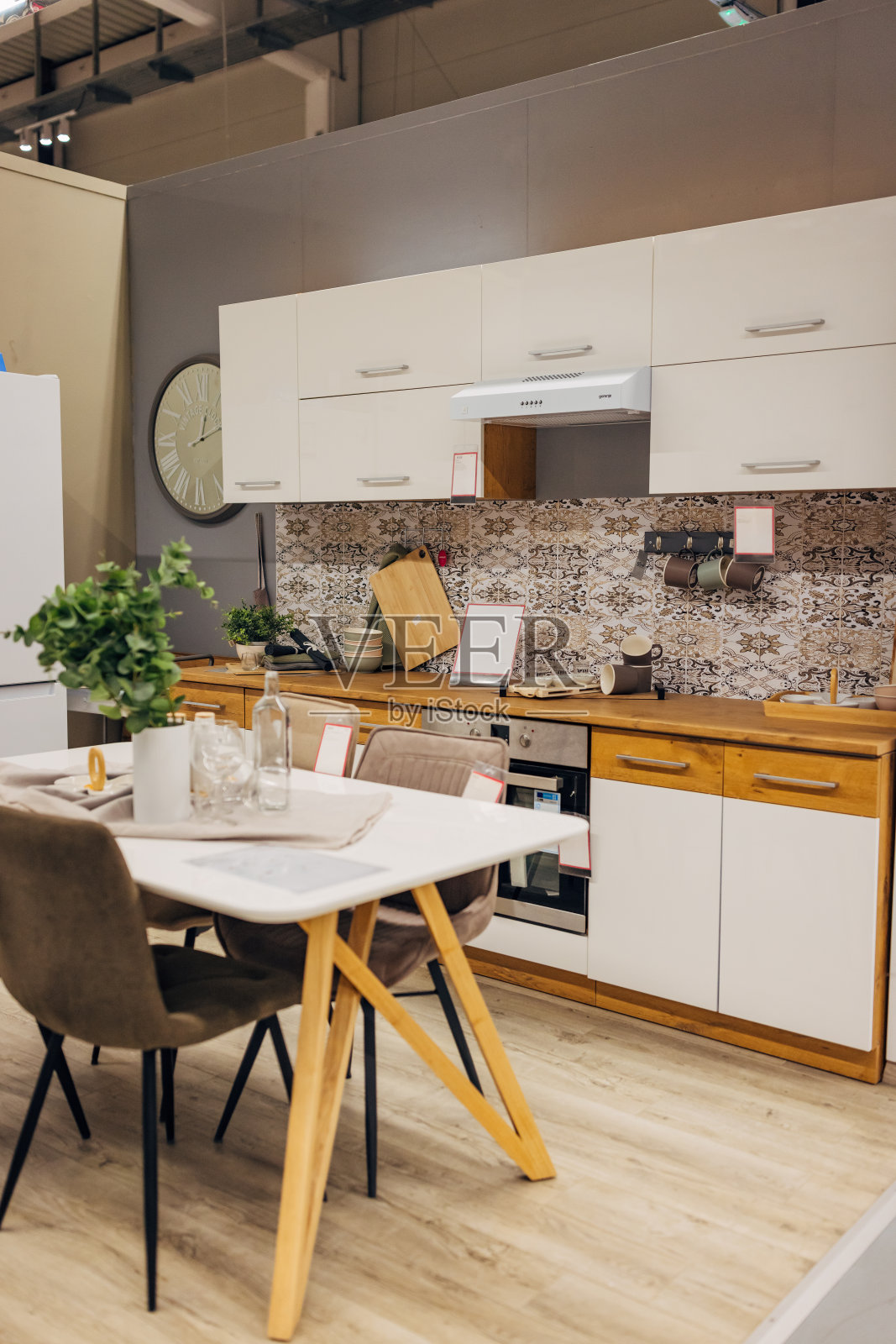 家具店里陈列着一间设计现代、注重细节的厨房照片摄影图片