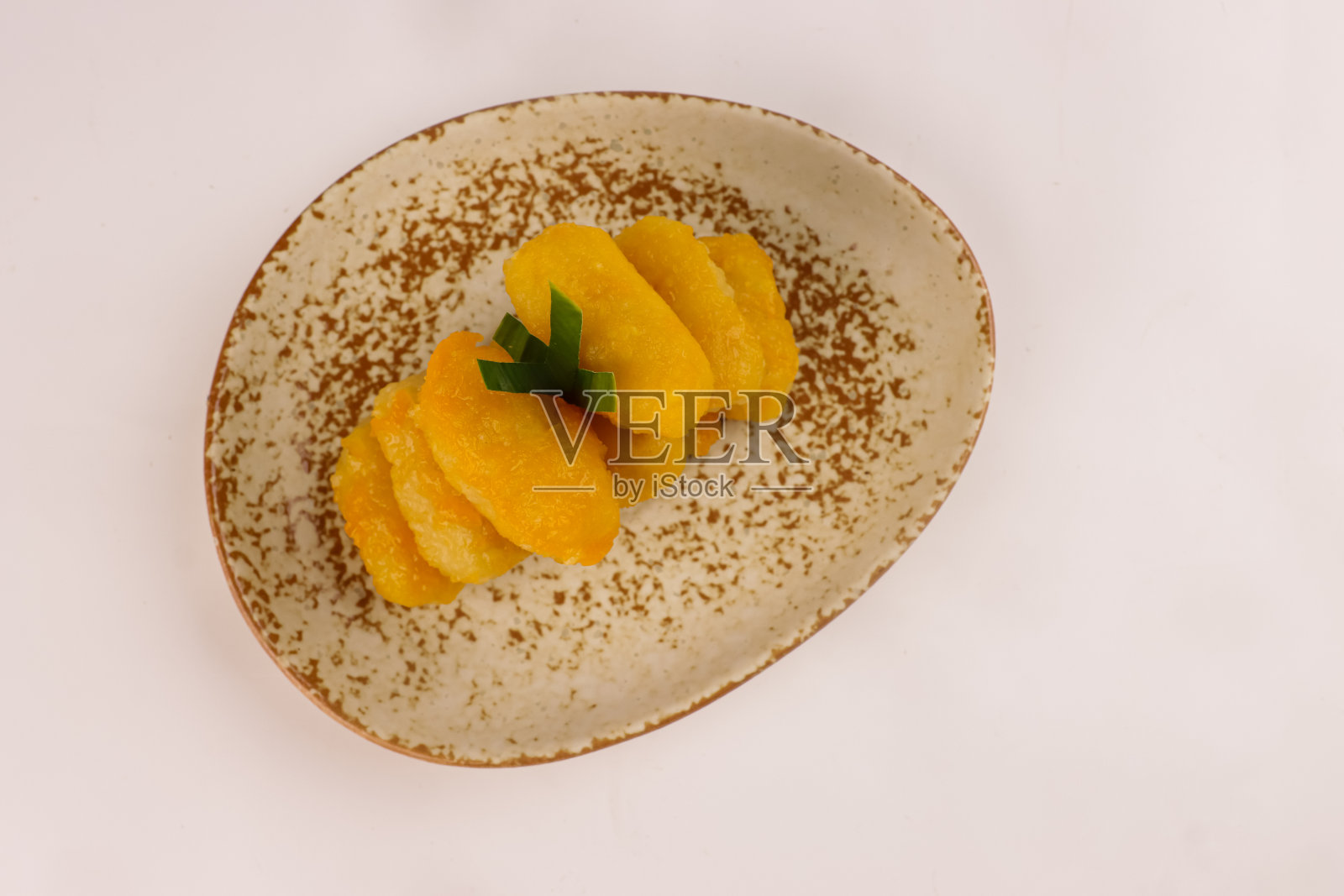 泰国菠萝蜜种子甜点或Khanom Med Khanom或黄金菠萝蜜种子。照片摄影图片