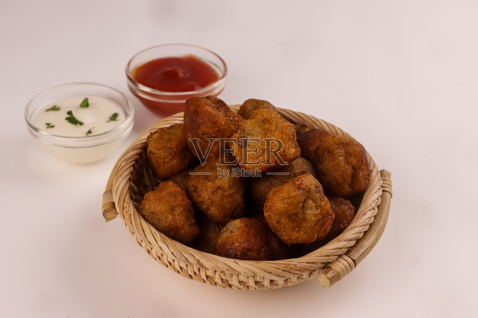 阿克拉木薯是喀麦隆流行的街头小吃。木薯浪费。照片摄影图片