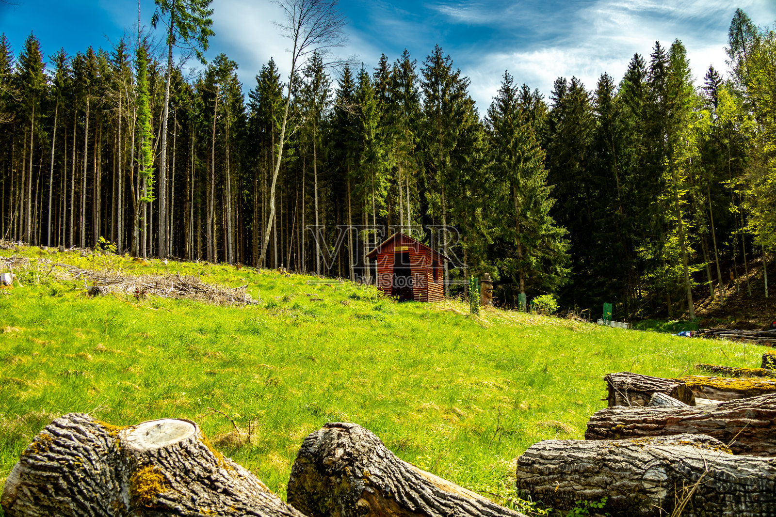 在典型的四月天气下,在施马尔卡尔登镇的Höhenweg小径上进行短途徒步旅行照片摄影图片
