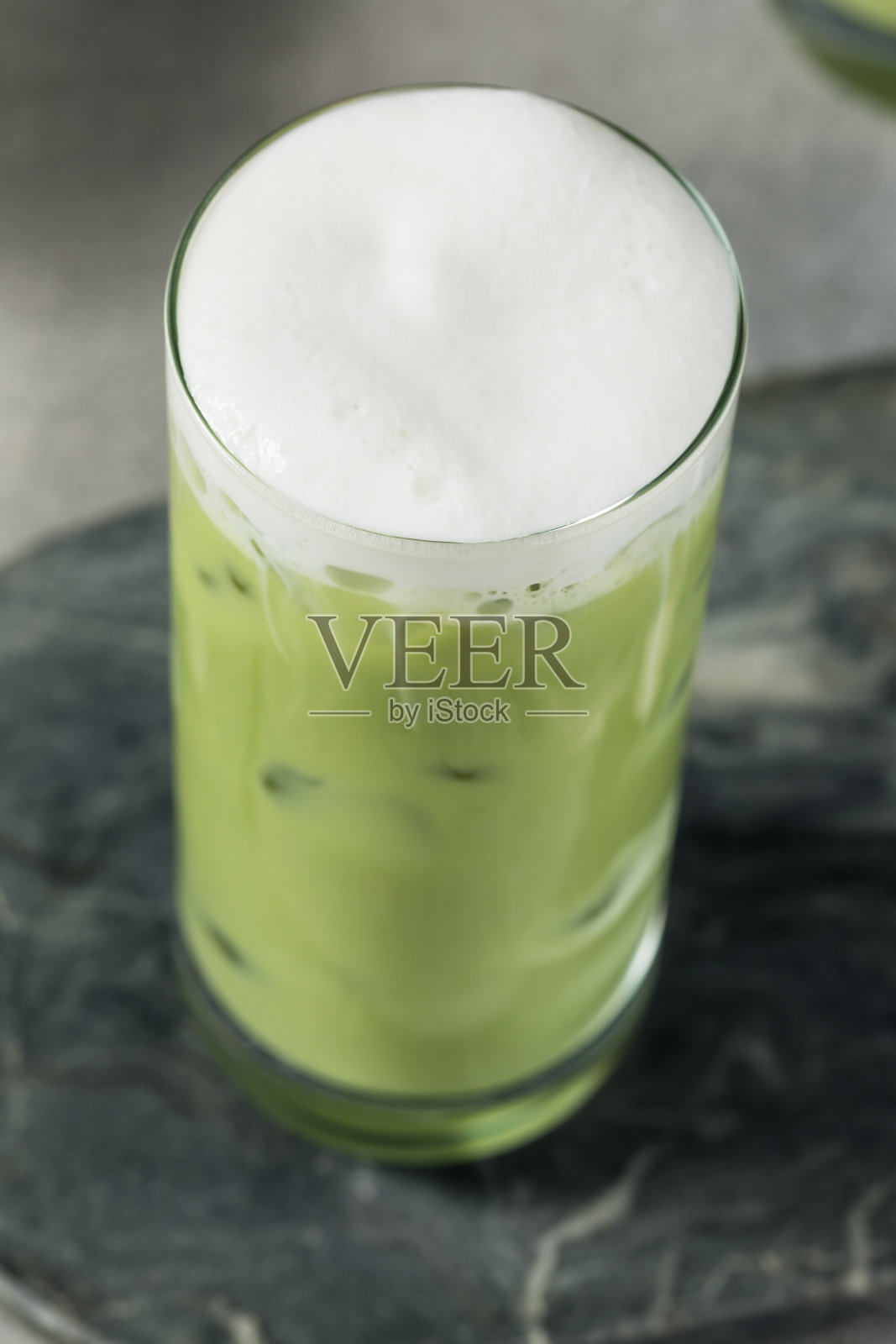 清爽的冰泡沫抹茶拿铁照片摄影图片