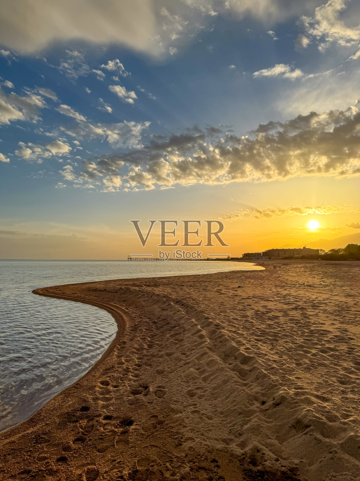 湖上美丽的日落。山和水。吉尔吉斯斯坦,伊塞克湖照片摄影图片