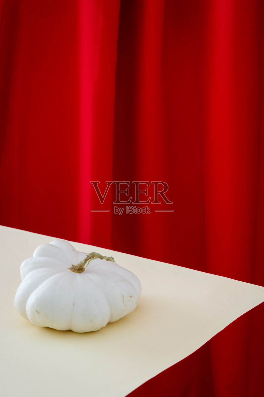 红色背景下的白色南瓜照片摄影图片