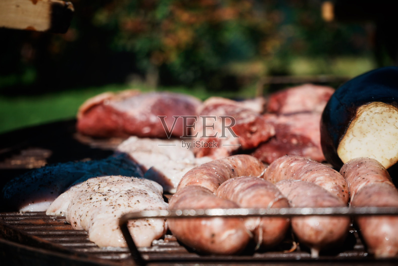 西班牙辣香肠、杂碎和肉。本店的特色菜照片摄影图片