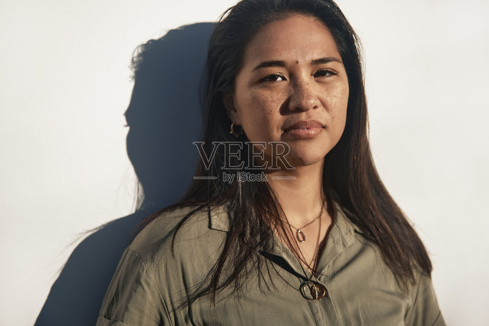 金色的光辉:日落时优雅的肖像照片摄影图片