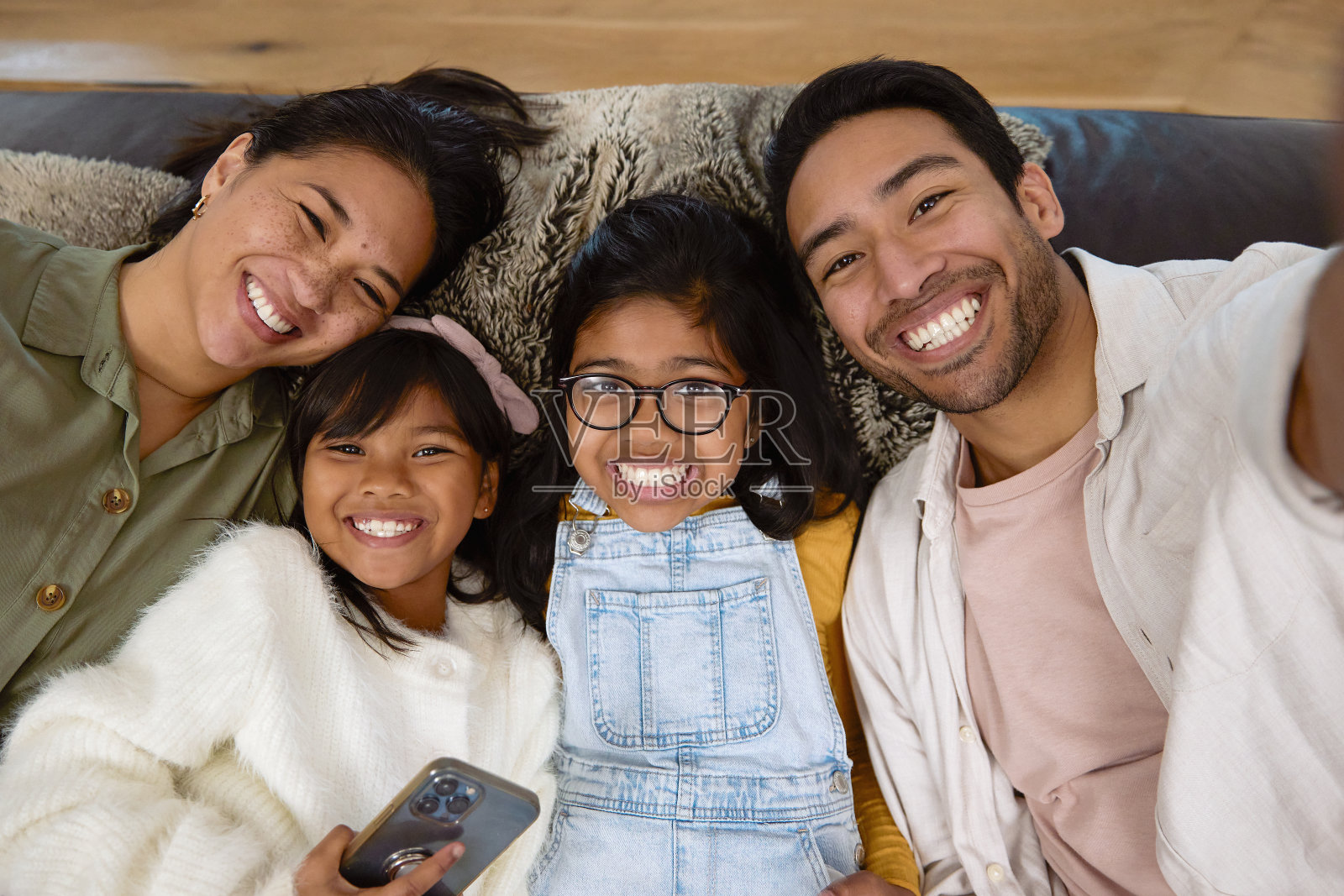 一家人在自拍照片摄影图片