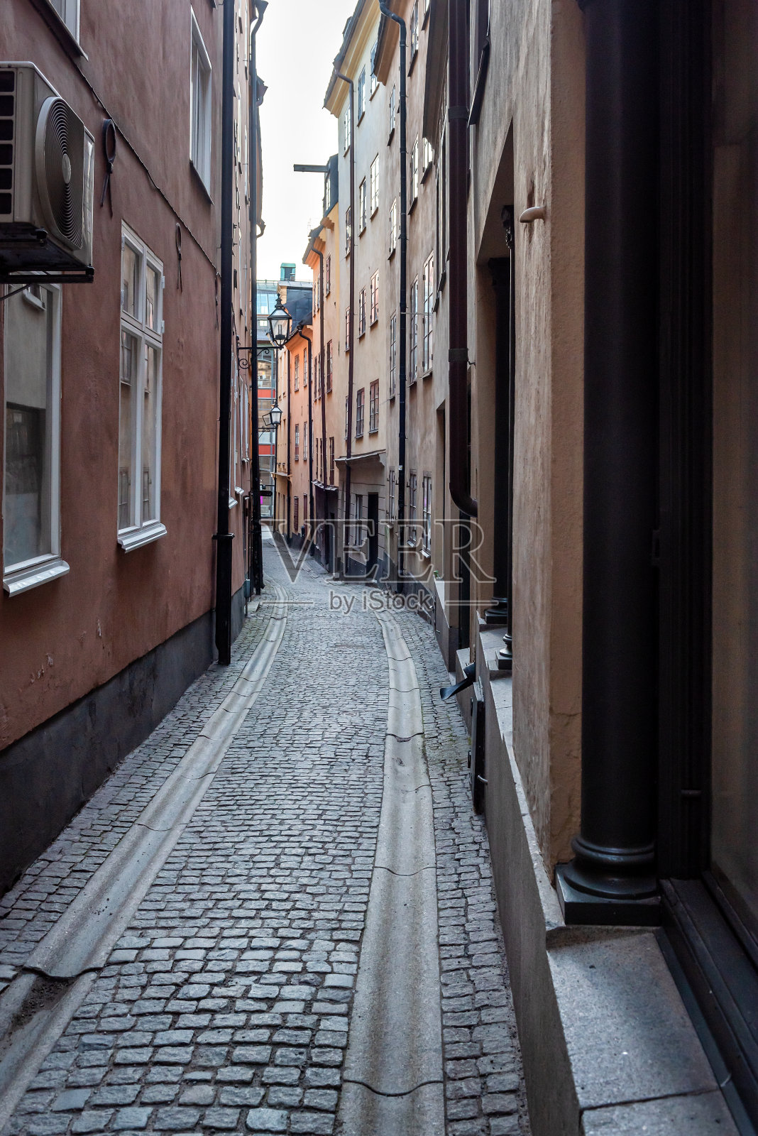 在风景如画的格兰斯坦,斯德哥尔摩的鹅卵石街道照片摄影图片