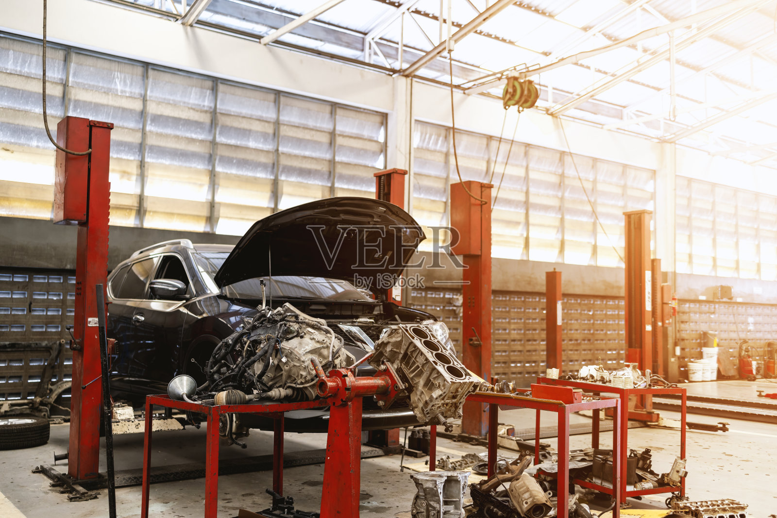 汽车维修站与软焦点和过光的背景照片摄影图片